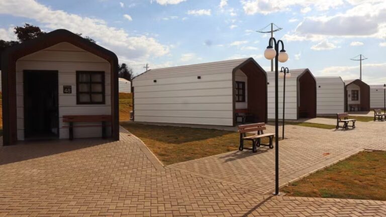 Acampamento de luxo no Barretão tem cabanas equipadas dentro do Parque do Peão