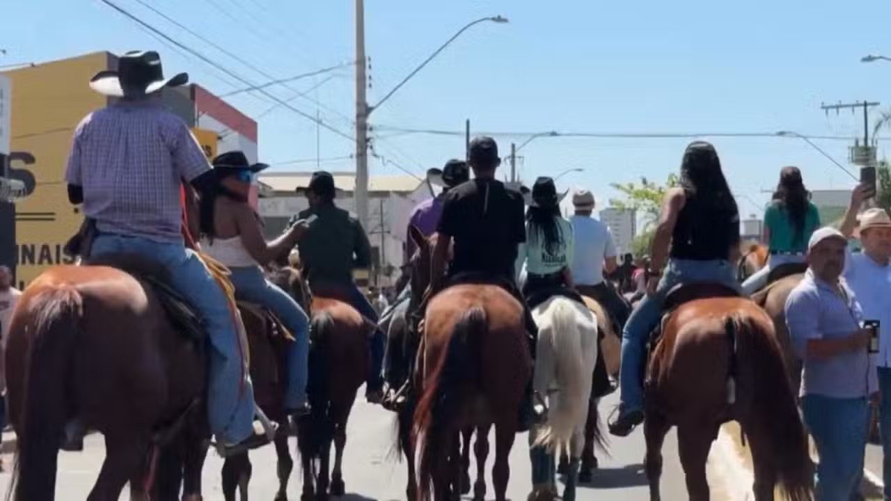 pessoas andando a cavalo pessoas andando a cavalo