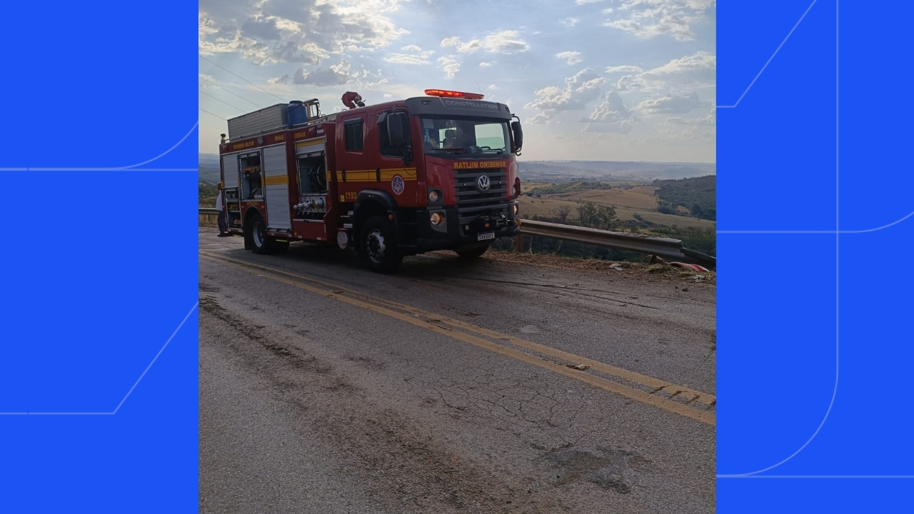 Carreta cai em ribanceira na MG-230; bombeiros fazem resgate com rapel Carreta cai em ribanceira na MG-230; bombeiros fazem resgate com rapel