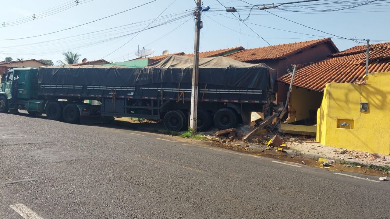 Carreta perde força em subida Carreta perde força em subida