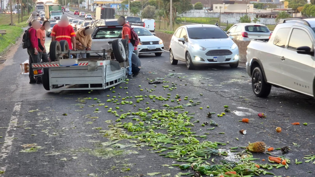 Carretinha com verduras tomba e espalha carga pela BR-050 em Uberlândia Carretinha com verduras tomba e espalha carga pela BR-050 em Uberlândia