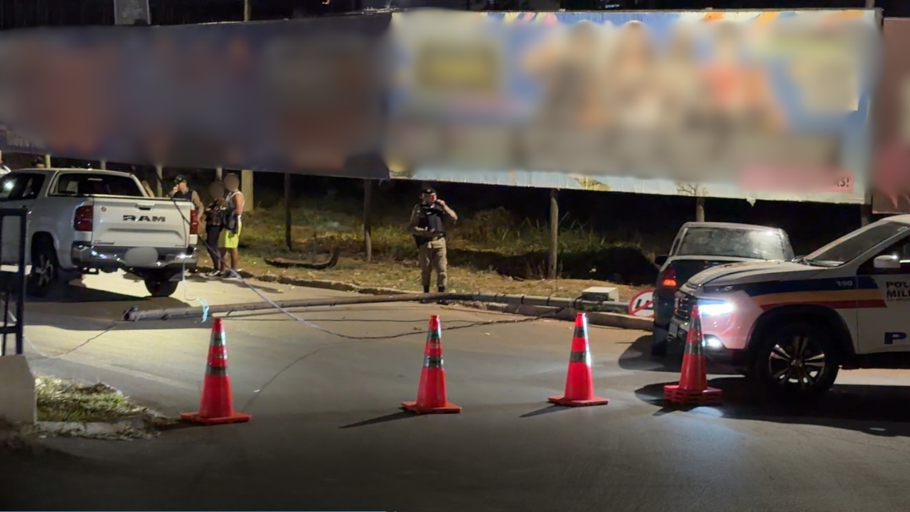 Carro sem freios derruba semáforo sobre caminhonete em Patos Carro sem freios derruba semáforo sobre caminhonete em Patos
