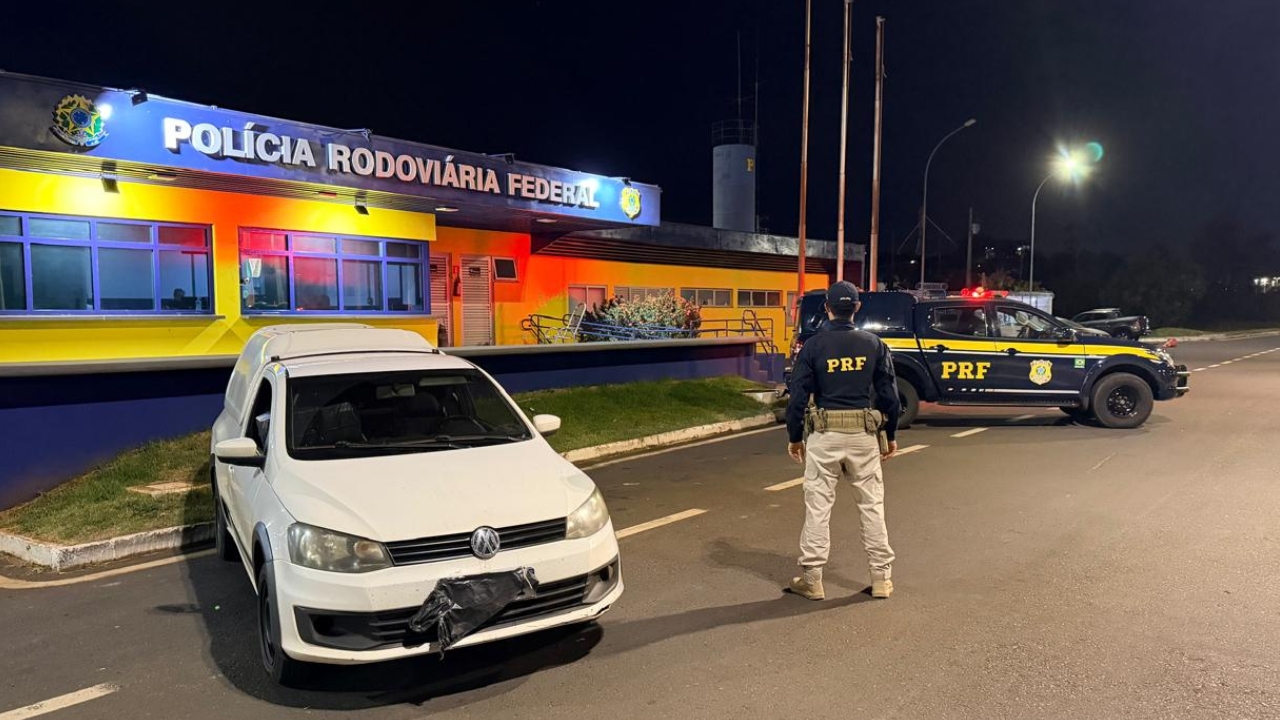 PRF apreende 35,8 mil maços de cigarros paraguaios na BR-050 em MG PRF apreende 35,8 mil maços de cigarros paraguaios na BR-050 em MG
