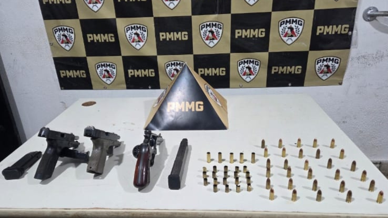 Armas, carregadores, munições e cápsulas foram apreendidos após a briga de trânsito em Uberaba Armas, carregadores, munições e cápsulas foram apreendidos após a briga de trânsito em Uberaba