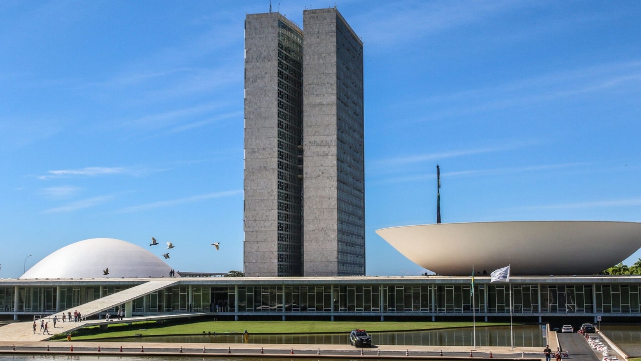 Congresso adia reunião sobre taxa das blusinhas