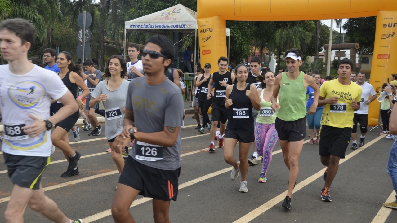 Pessoas correndo durante a última edição da Corrida e Caminhada UFU 5K Pessoas correndo durante a última edição da Corrida e Caminhada UFU 5K
