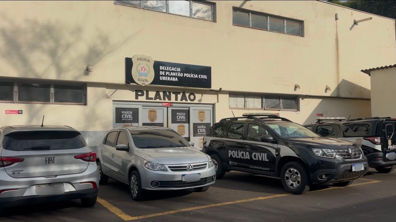 Delegacia de Plantão de Uberaba recebeu os três investigados presos durante a Operação Espólio Proibido.