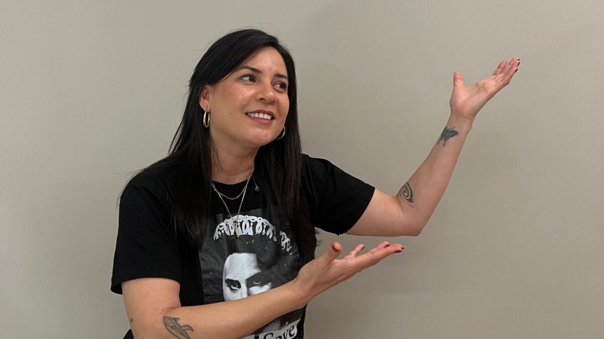 Flávia Reis - Jornalista - com braços simulando segurar algo Flávia Reis - Jornalista - com braços simulando segurar algo