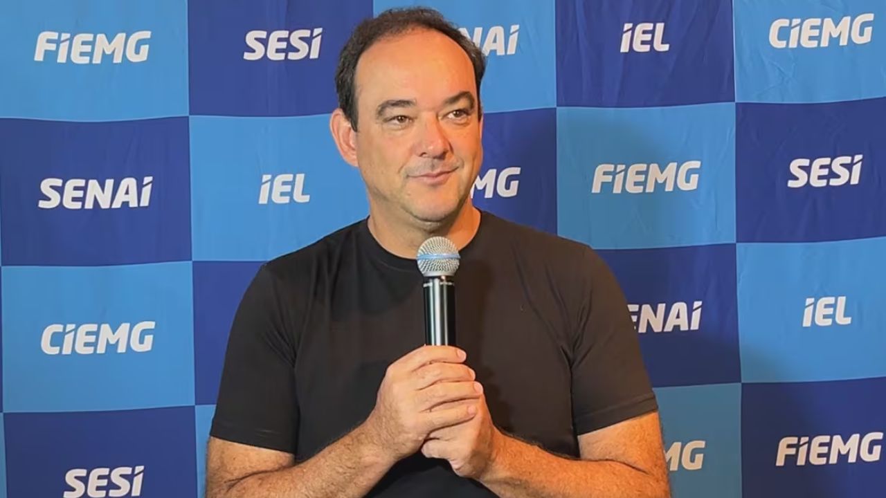 Flávio Roscoe em palestra Flávio Roscoe em palestra