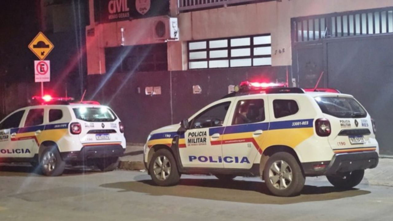 viaturas da pm com homem preso viaturas da pm com homem preso