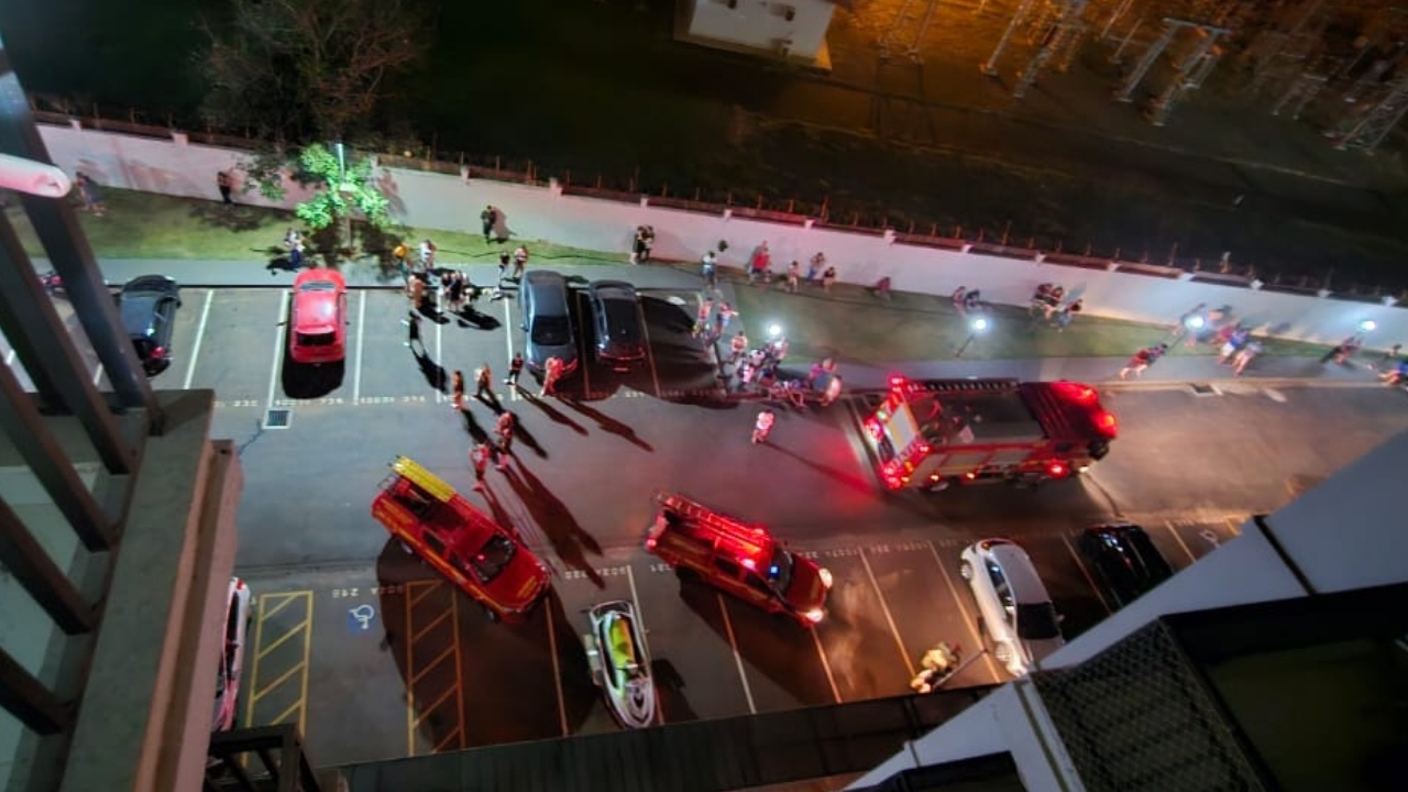 Bombeiros mobilizaram cinco viaturas e 12 militares para controlar o incêndio em apartamento no Grand Ville Bombeiros mobilizaram cinco viaturas e 12 militares para controlar o incêndio em apartamento no Grand Ville