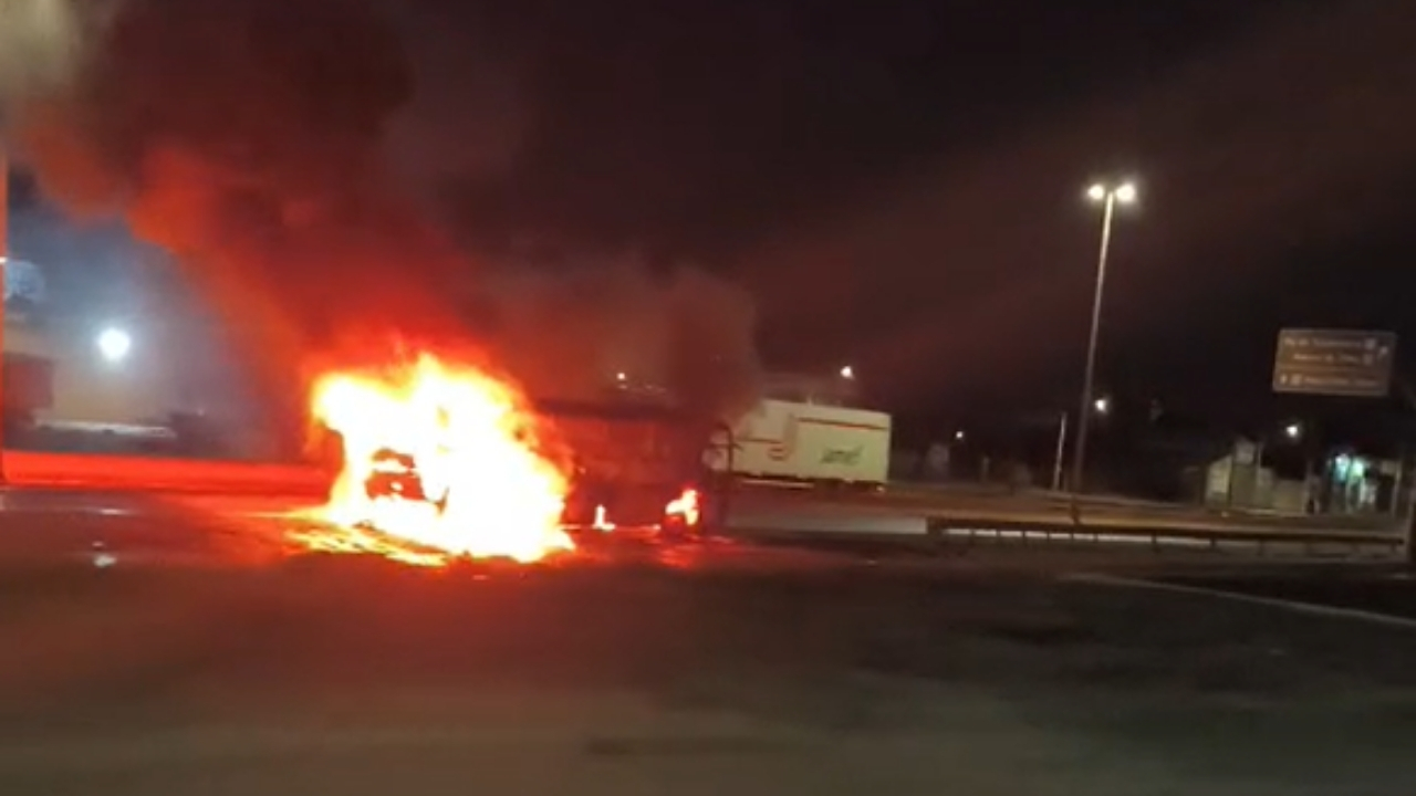 Incêndio em ônibus na BR-050 mobilizou bombeiros e interrompeu o trânsito no km 178, em Uberaba Incêndio em ônibus na BR-050 mobilizou bombeiros e interrompeu o trânsito no km 178, em Uberaba