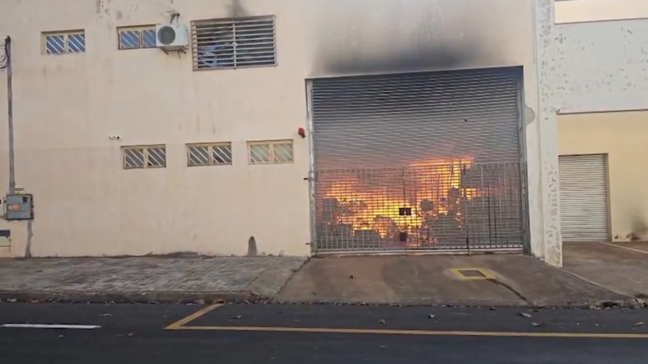 Incêndio em Uberaba atingiu uma fábrica de roupas infantis e mobilizou três caminhões do Corpo de Bombeiros.