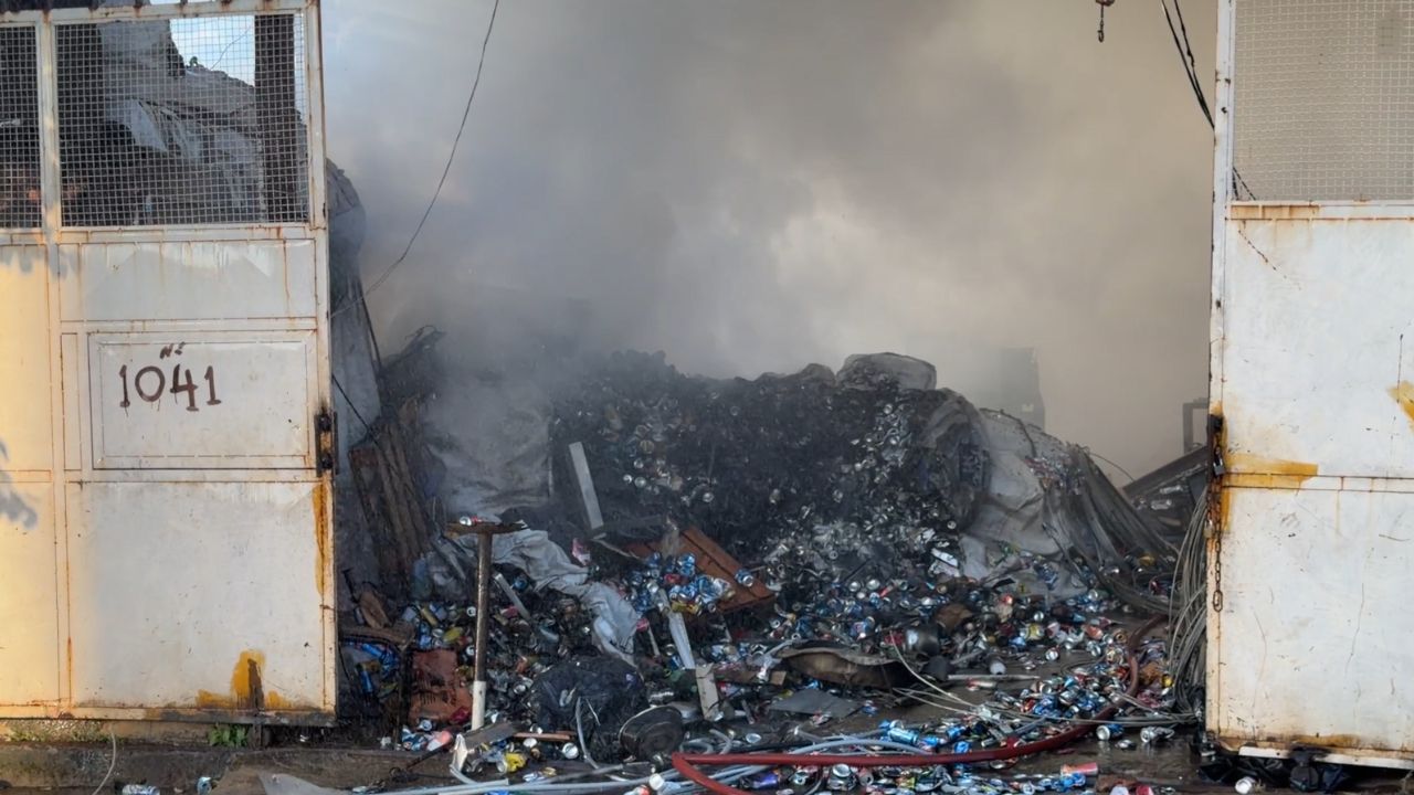 materiais recicláveis destruídos após incêndio em galpão