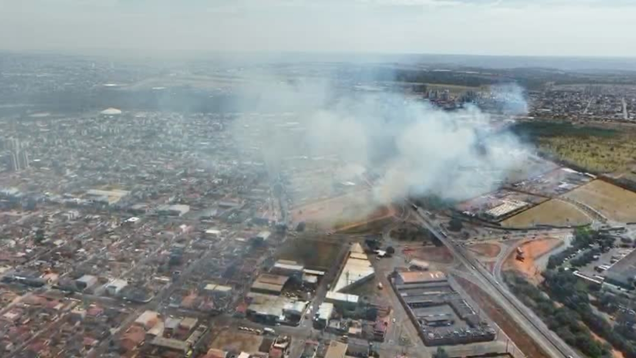 Incêndio na BR-050 atinge terreno perto do Cemitério dos Buritis e mobiliza o Corpo de Bombeiros Incêndio na BR-050 atinge terreno perto do Cemitério dos Buritis e mobiliza o Corpo de Bombeiros