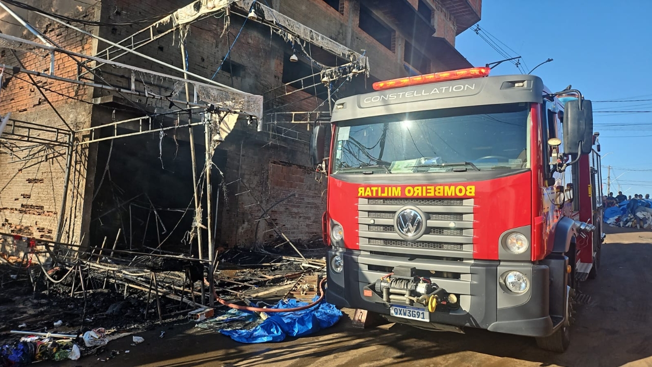 Incêndio em Romaria queimou três barracas e atingiu um pavimento de uma construção