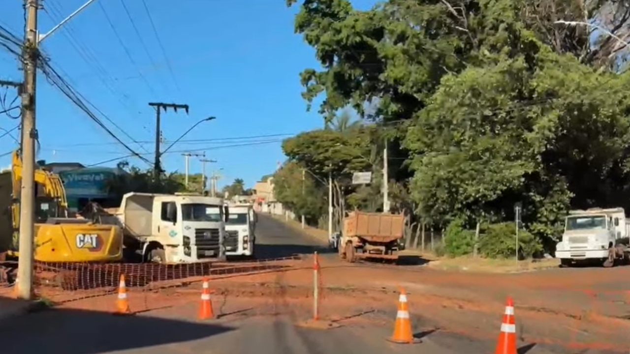 Interdição na Avenida Sílvio Rugani bloqueia trecho entre a Rua Humaitá e a Avenida Maestro Vila-Lobos, no Bairro Tubalina Interdição na Avenida Sílvio Rugani bloqueia trecho entre a Rua Humaitá e a Avenida Maestro Vila-Lobos, no Bairro Tubalina