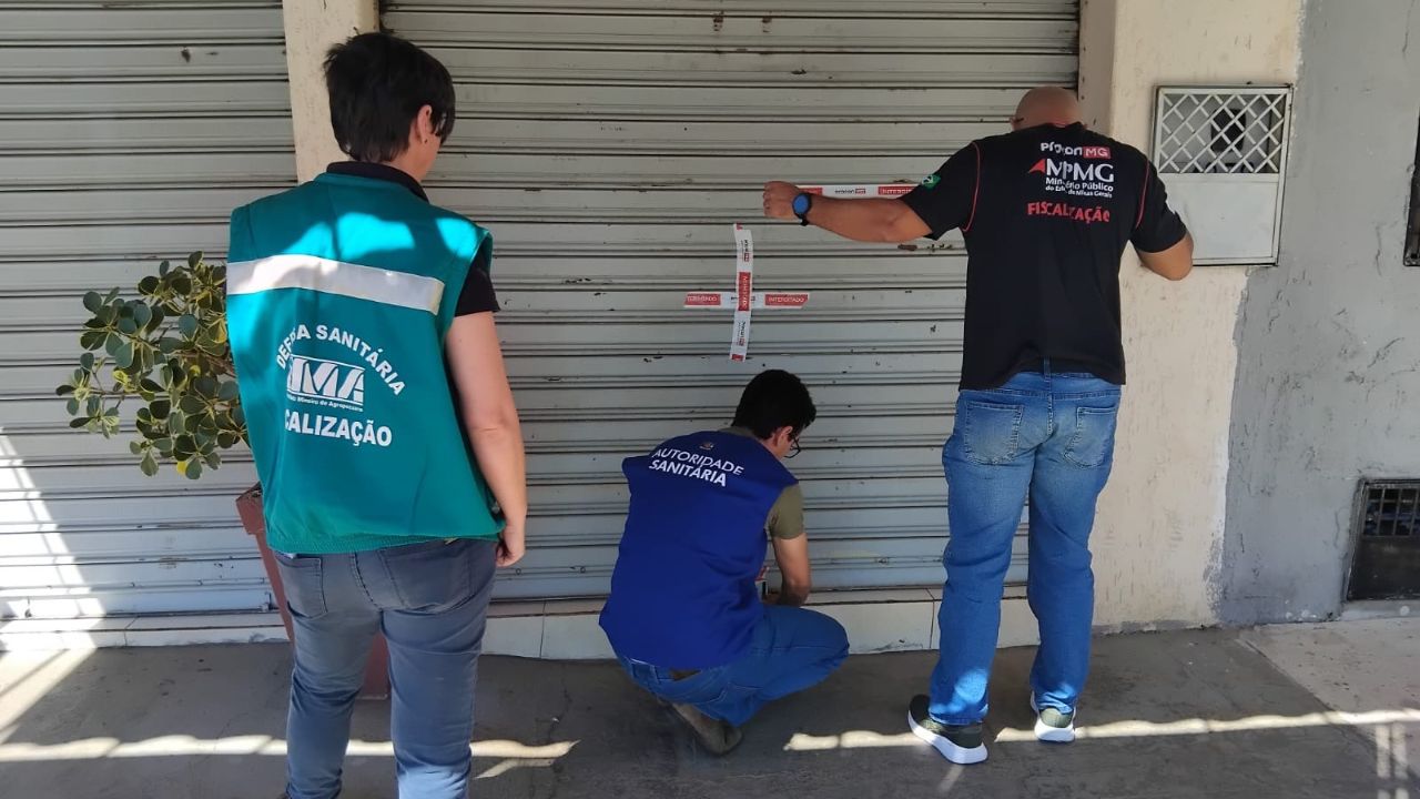portão de estabelecimento de pescado interditado