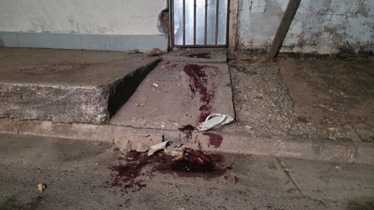 Manchas de sangue foi encontradas na frente do portão da casa do jovem desaparecido - Crédito: Reprodução/ TV Paranaíba