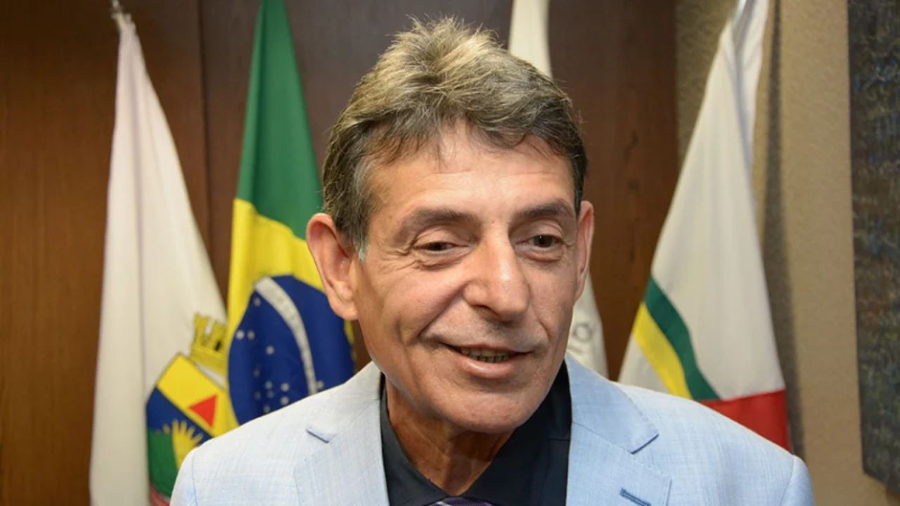 TJMG afasta juiz que apareceu bebendo vinho e fumando durante sessão
