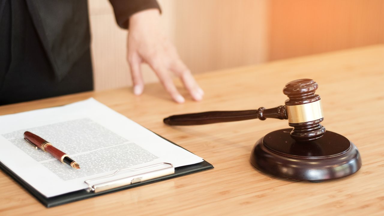 Poesia surpreende processo de seguro em Palmas depois que advogado escreve petição em versos para defender motociclista com invalidez permanente após acidente em Pugmil, e juiz do TJTO reage de forma inusitada ao pedido da seguradora; veja qual foi a resposta em versos e o que decidiu o rumo da indenização de R$ 13.500