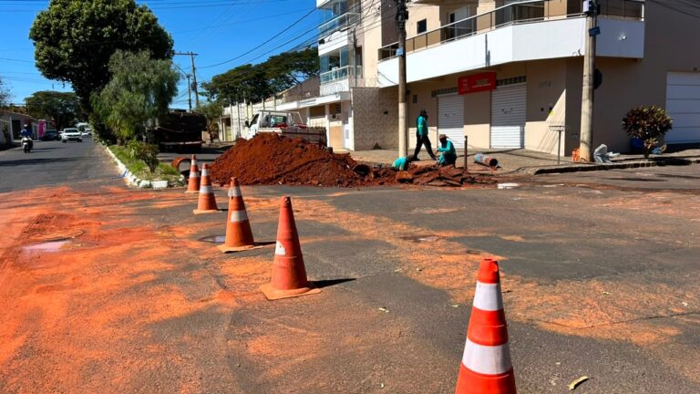 Manutenção do DMAE no Santa Mônica ocorre no cruzamento da Avenida Ana Godoy de Sousa com a Rua Antônio Zeferino de Paula