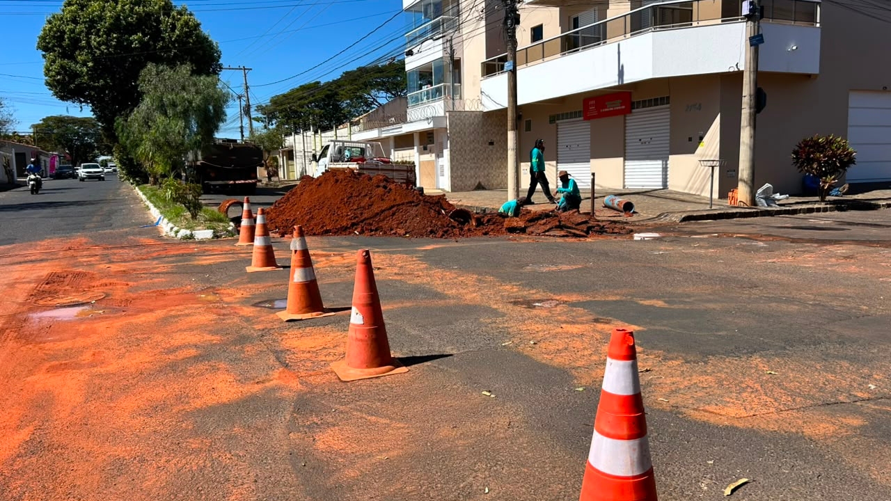Manutenção do DMAE no Santa Mônica ocorre no cruzamento da Avenida Ana Godoy de Sousa com a Rua Antônio Zeferino de Paula
