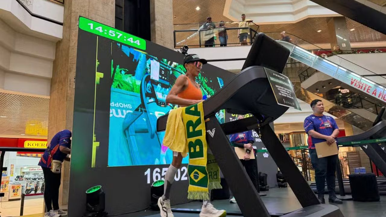 Ultramaratonista Débora Simas percorreu 866,21 km em uma esteira de shopping e superou a marca anterior, de 846,16 km