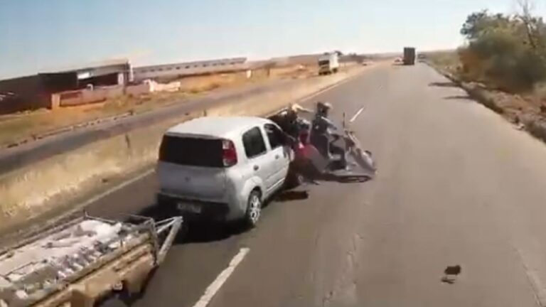 mãe e filha sendo atingidas por carro