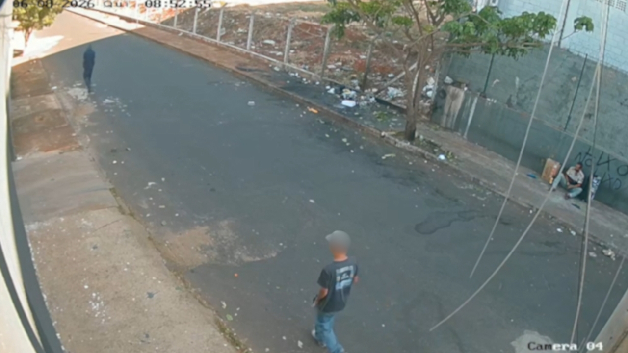 Câmera registrou dois suspeitos chegando à casa de Edinho na manhã do crime Câmera registrou dois suspeitos chegando à casa de Edinho na manhã do crime