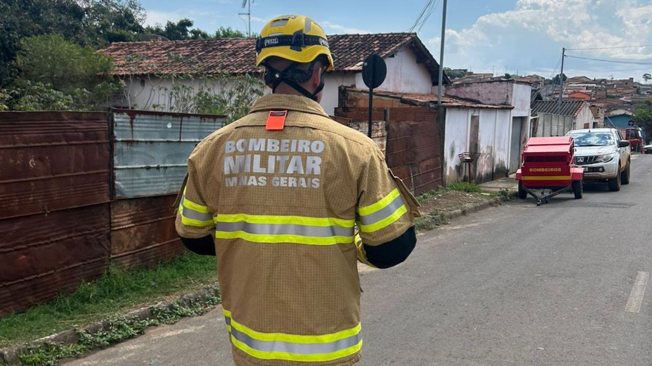 bombeiro andando pela rua bombeiro andando pela rua