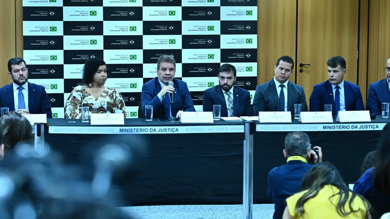 Operação Lívia combate rede que induzia jovens a suicídio na internet