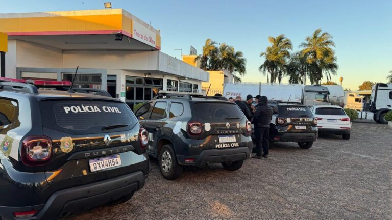 carros da pc de araxá envolvida na prisão de envolvidos na execução de homem na frente da família