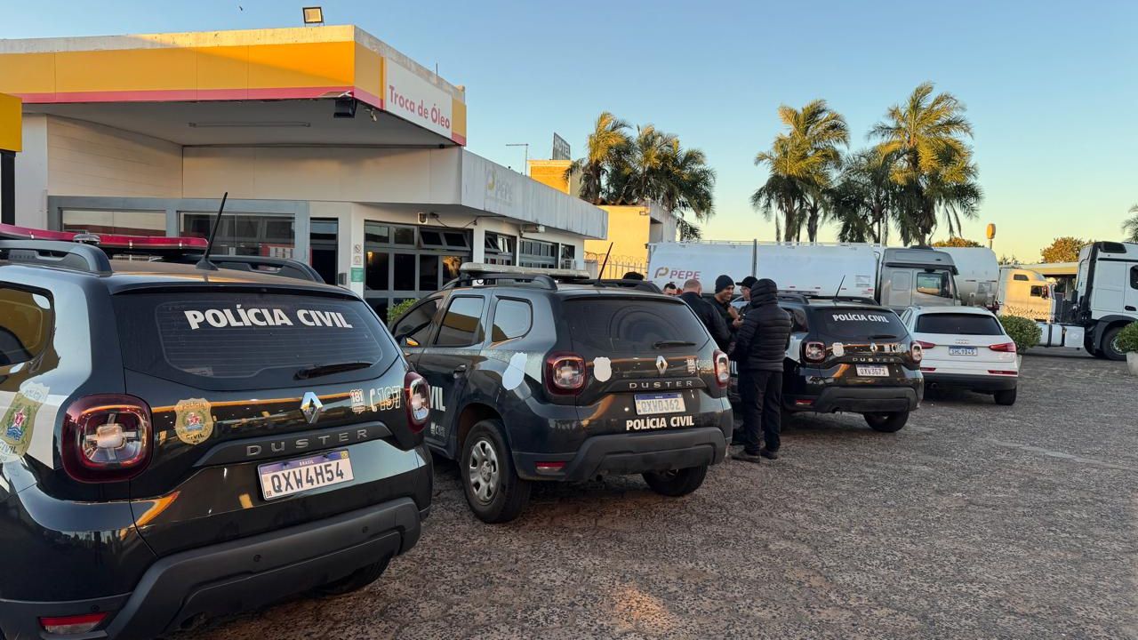 carros da pc de araxá envolvida na prisão de envolvidos na execução de homem na frente da família