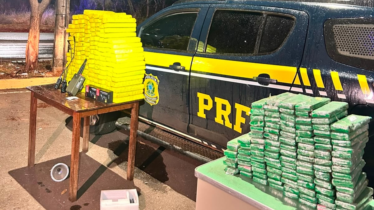 PRF apreendeu 157 kg de maconha na BR-365, em Patos de Minas, após motorista fugir de uma abordagem PRF apreende 157 kg de maconha após fuga na BR-365, em Patos de Minas