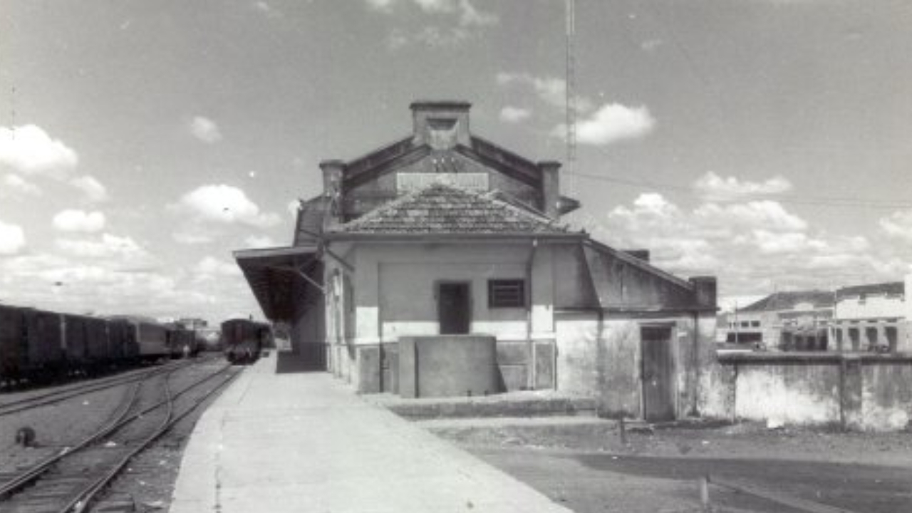 A primeira estação ferroviária de Uberlândia, já desativada, em registro possivelmente feito na década de 1960.