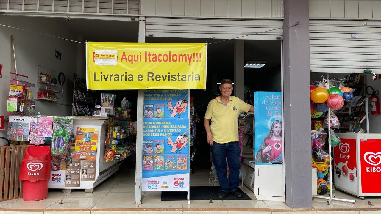 Reginaldo Bruno dentro da Revistaria Itacolomy, em Uberlândia. Reginaldo Bruno dentro da Revistaria Itacolomy, em Uberlândia.