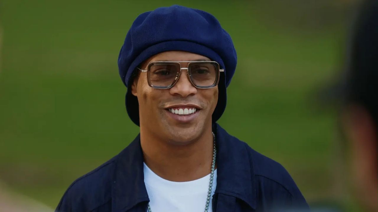 Ronaldinho Gaúcho sorridente durante evento, ilustrando matéria sobre proposta para comprar time de basquete Ronaldinho Gaúcho sorridente durante evento, ilustrando matéria sobre proposta para comprar time de basquete