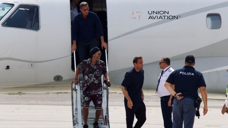 ronaldinho gaucho chegando na itália