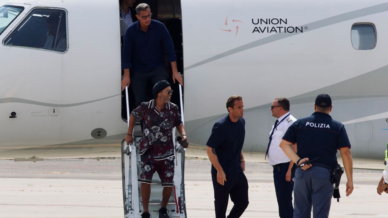 ronaldinho gaucho chegando na itália