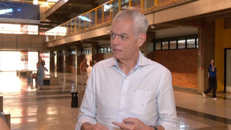 Secretário municipal de Habitação, Luís Carlos Alves, explicando impasse na regularização do Fidel Castro