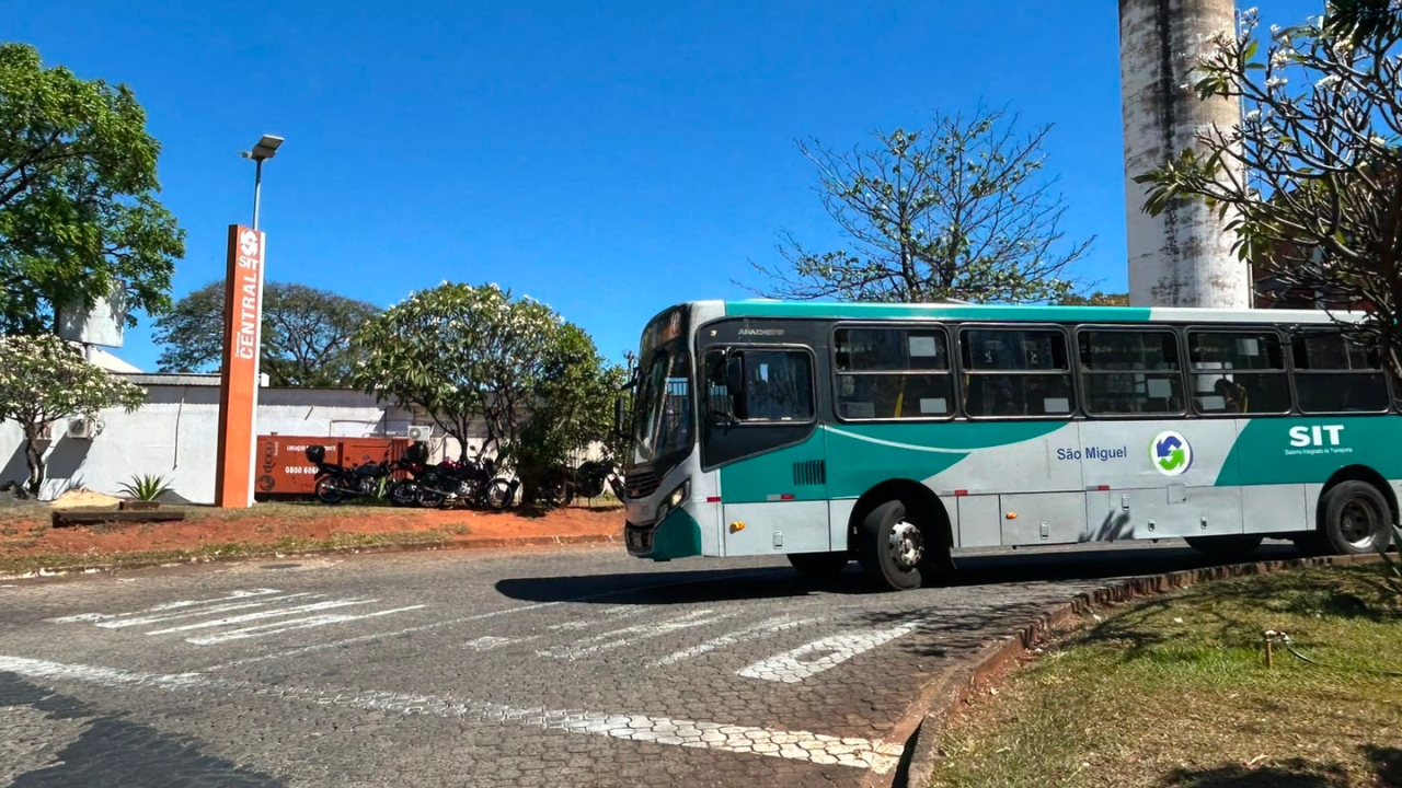 Idosa é atropelada e fica sob ônibus no Terminal Central; veja imagens Idosa é atropelada e fica sob ônibus no Terminal Central; veja imagens