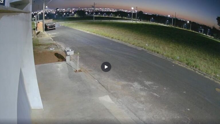 VÍDEO: Nem os tijolos escapam: ladrões usam caminhão e fazem limpa em obra de Uberlândia
