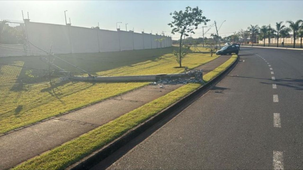 Carro bate em três postes na Avenida Landscape, em Uberlândia