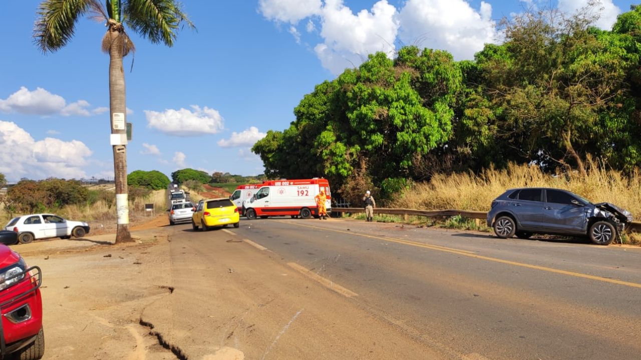 Batida entre carros Batida entre carros