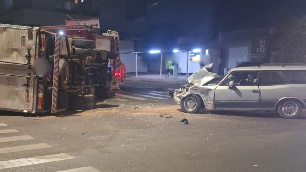 Caminhão tomba na Avenida Minas Gerais em Araguari após colisão com carro