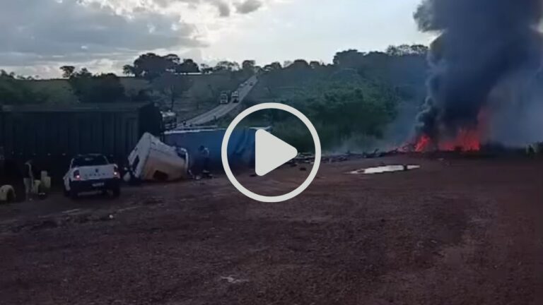 Carreta pega fogo