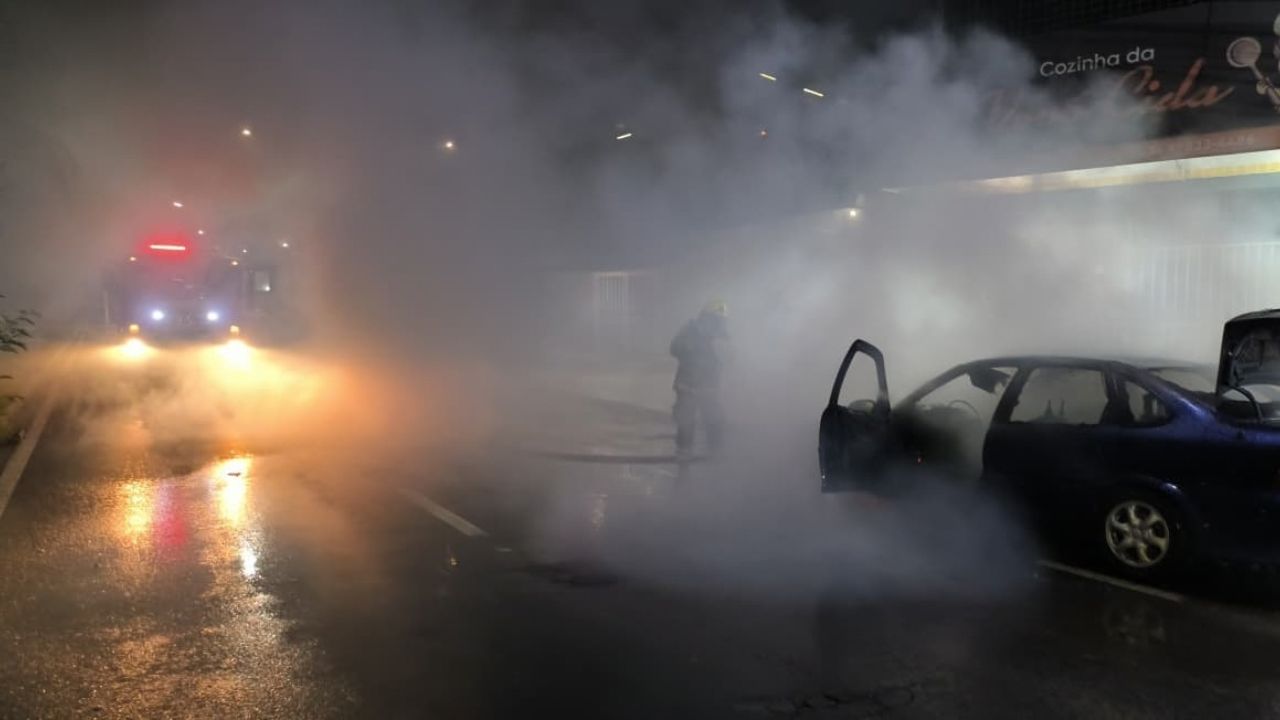 Carro pega fogo Carro pega fogo