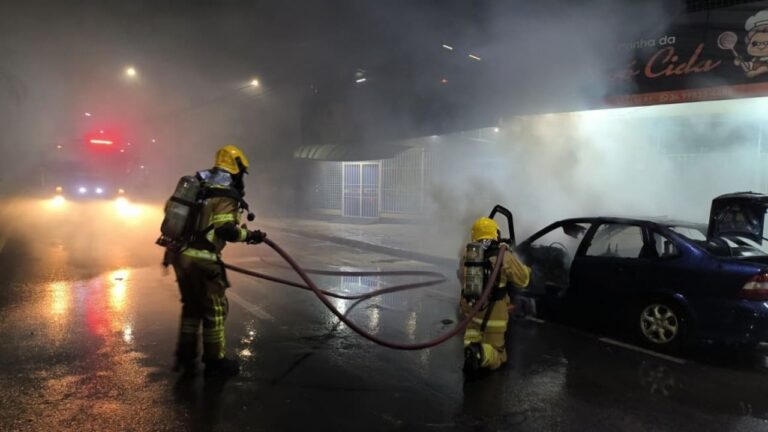 Carro pega fogo