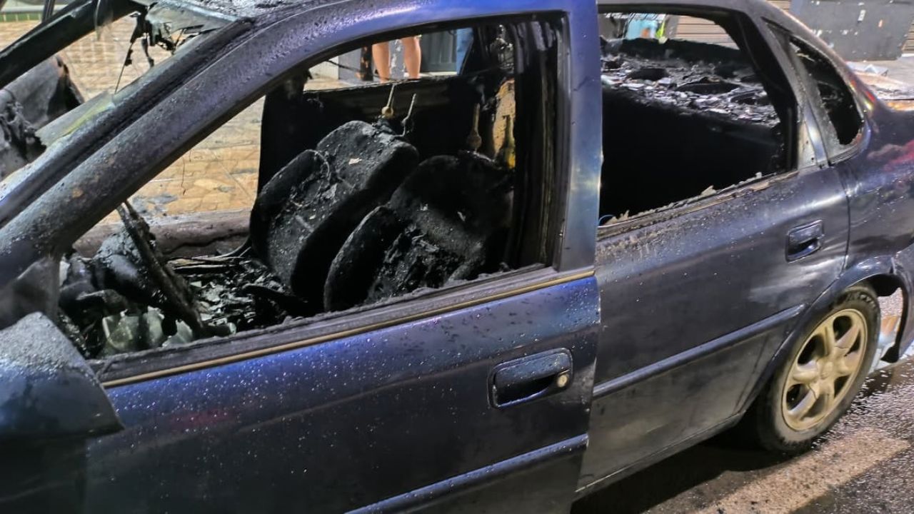 Carro pega fogo Carro pega fogo